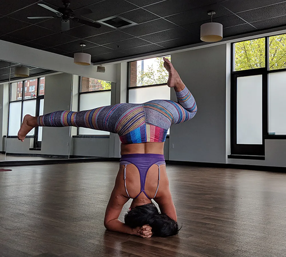 Wearing Niyama Sol Double Layered High Neck bra in Violet and Mayan Beachcomber crop leggings.