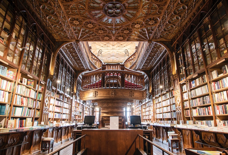 Livraria Lello grand stairwell in the bookstore