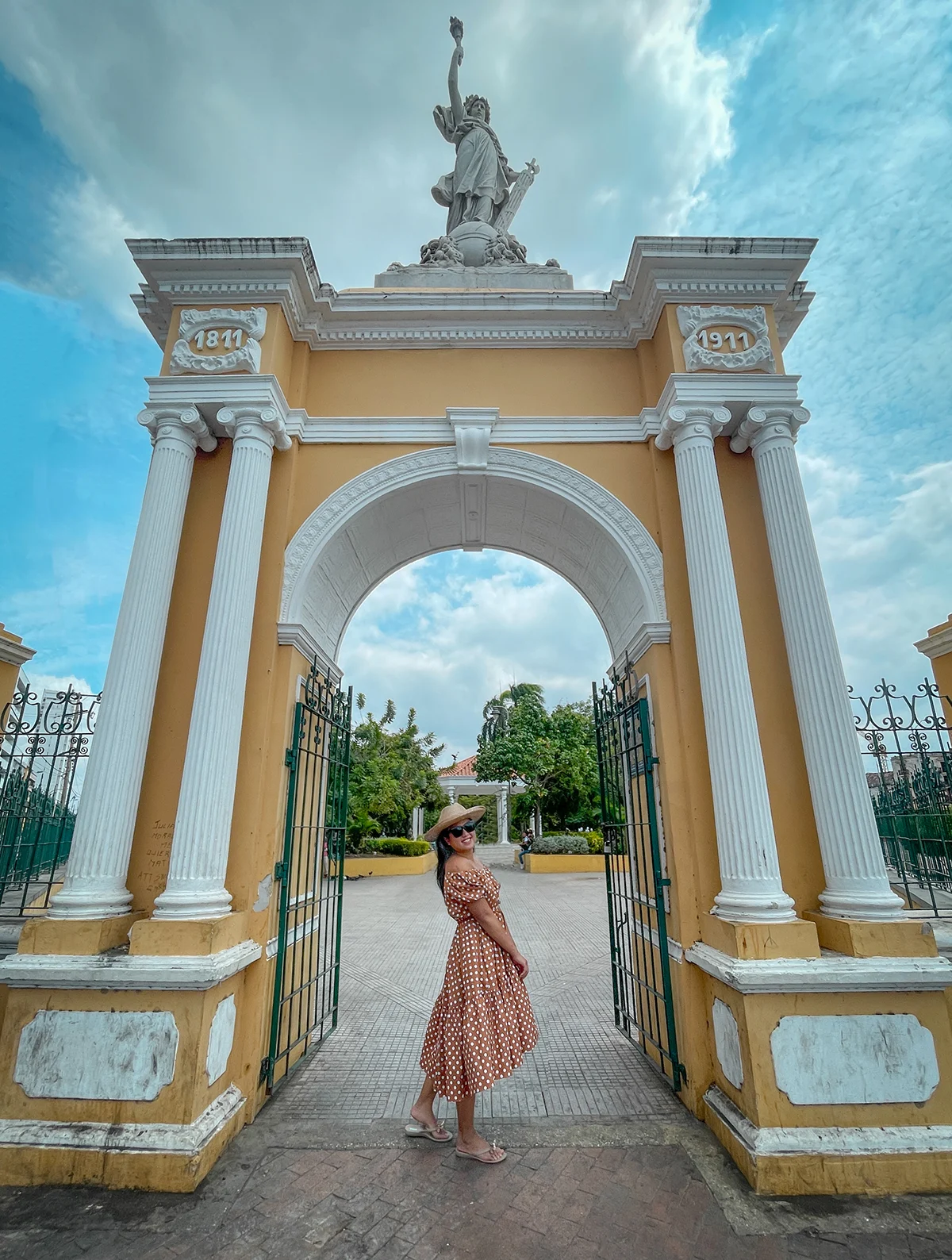 Parque Centenario Gate into the park schimiggy