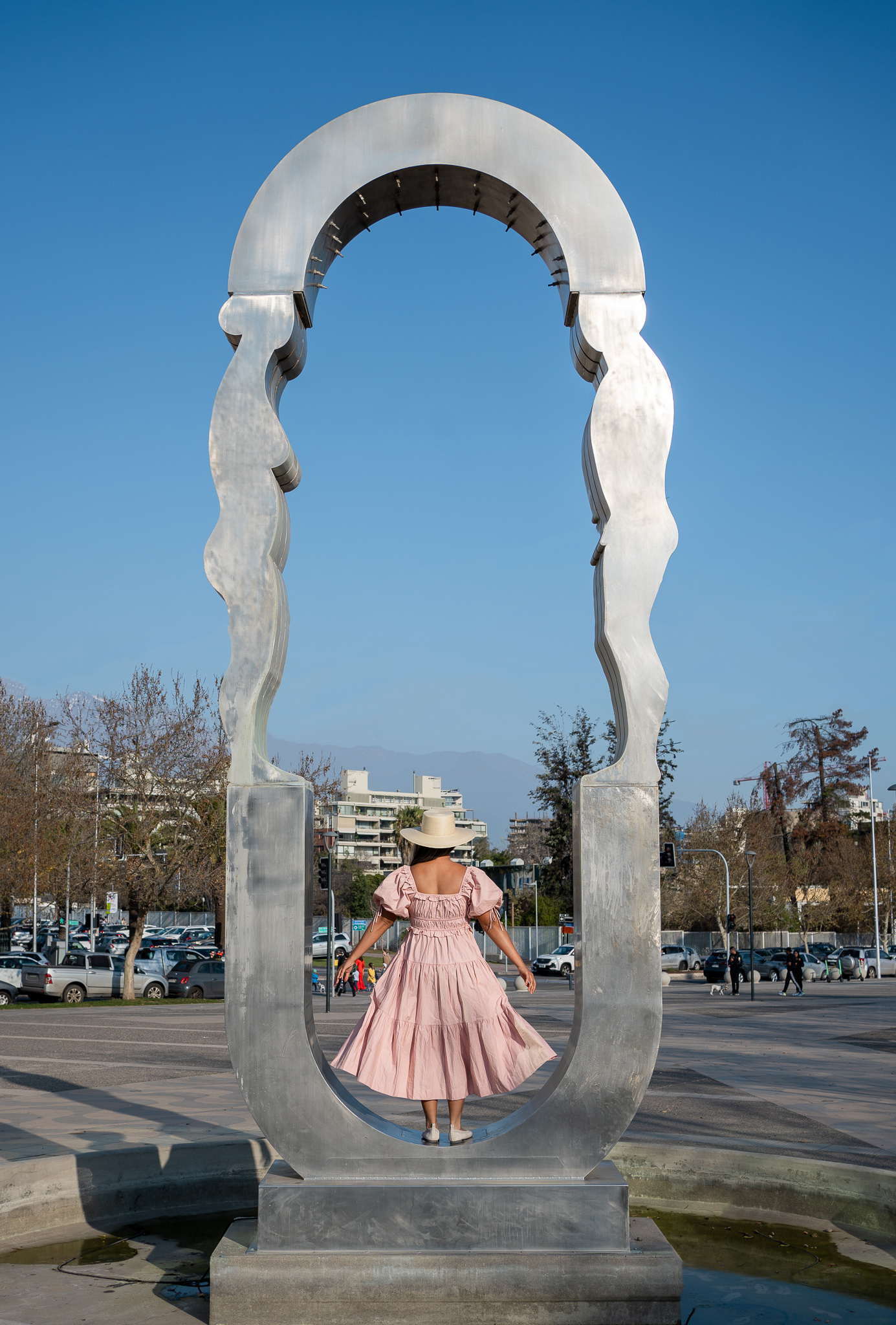 Parque Bicentenario Park metal sculpture en saison brielle dress ASN straw boater hat