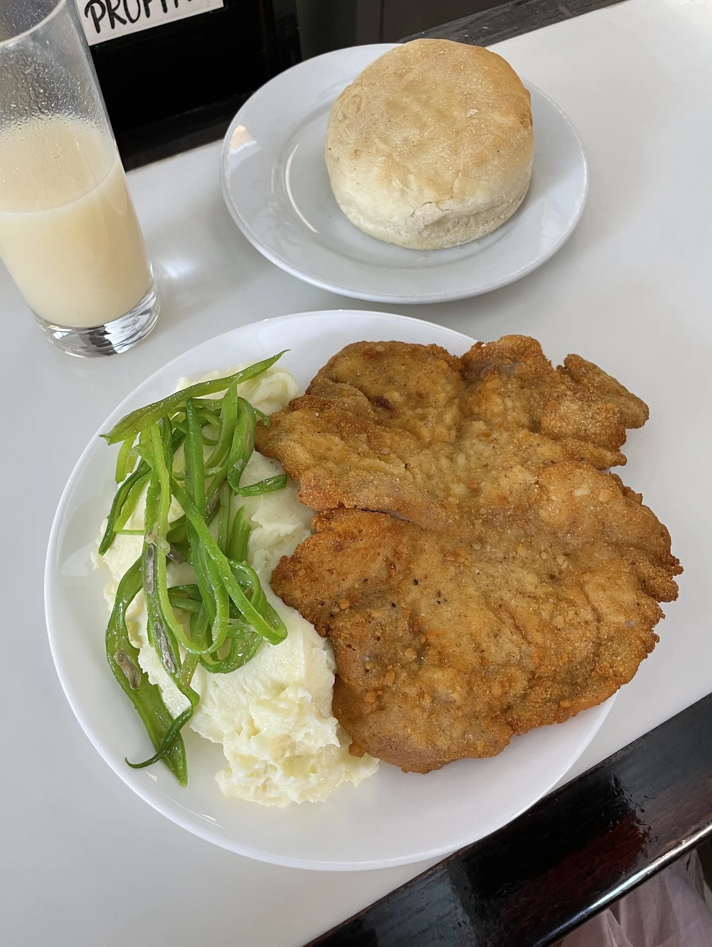 Escalopa y pure schnitzel and mashed potatoes Fuente Alamana Santiago Chile