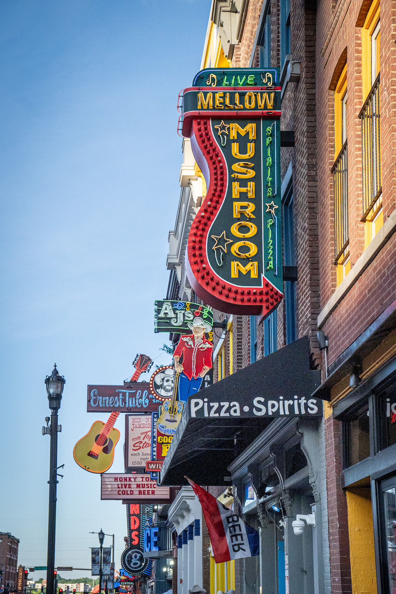 broadway nashville tennessee neon signs